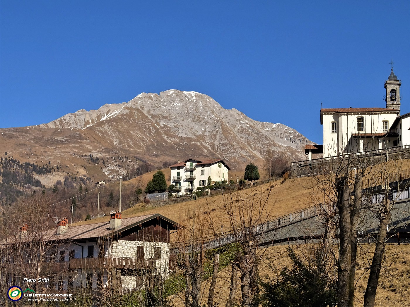 12 Zoom verso il Pizzo Arera (2512 m) con la chiesa di Zambla Alta in primo piano.JPG